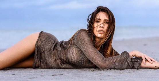 Alejandra Ghersi na mokrej plaży